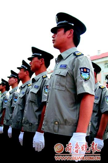 啟動(dòng)儀式上穿著2011式保安員服裝的保安。記者張震攝