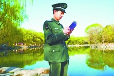 甘相偉在未名湖畔。